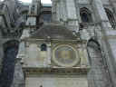 04-25-01 1645 Chartres exterieur horloge.jpg (82912 bytes)